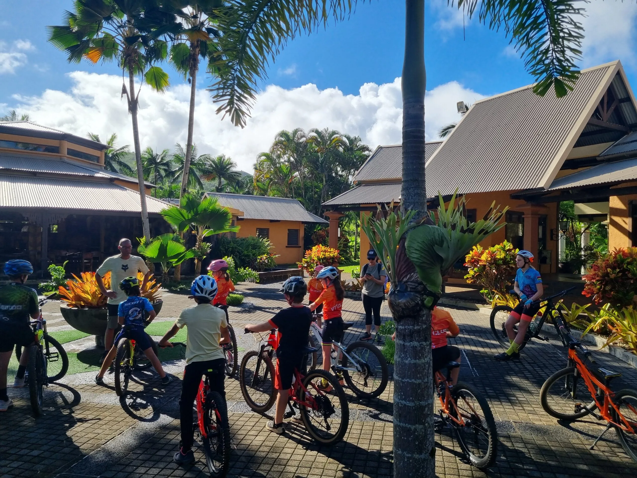 Mo'Bike — ocean view from trail